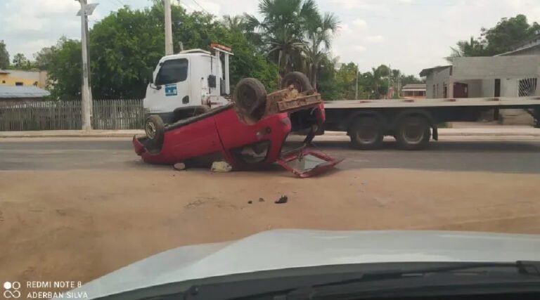 Veículo cai de guincho em Mâncio Lima, causando danos significativos