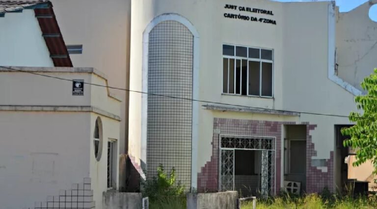 Antigo prédio da Justiça Eleitoral em Cruzeiro do Sul  serve como abrigo para dependentes químicos