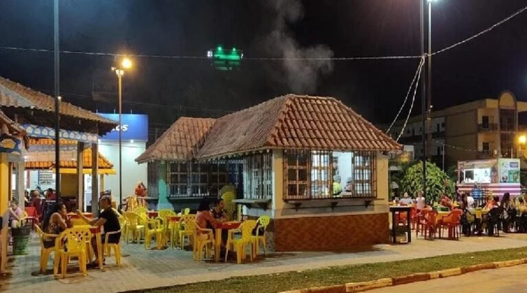 Presença de moradores de rua afeta vendas de alimentos em praça de Cruzeiro do Sul