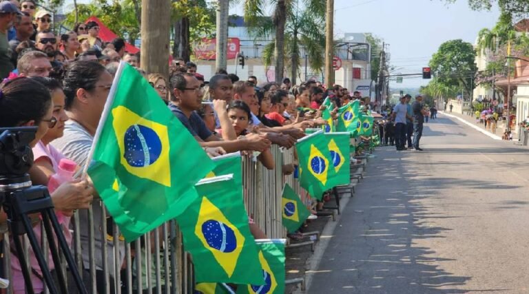 Acreanos lotam a Praça da Revolução no desfile de 7 de setembro em Rio Branco