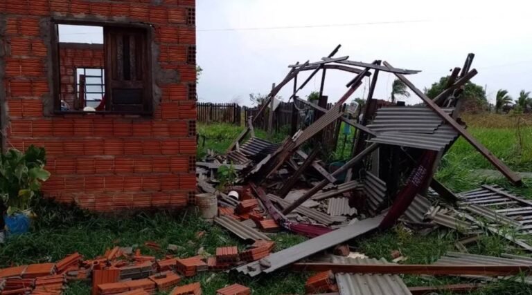 Casas ficam destelhadas após forte temporal que atingiu Rio Branco nesta sexta