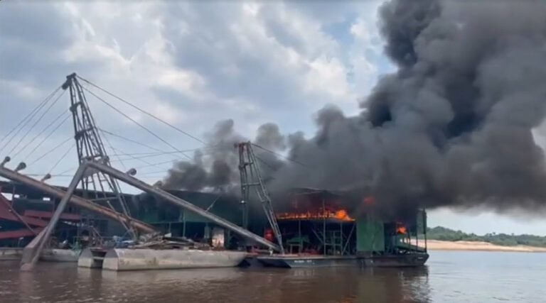 Com seca, garimpeiros migram dragas para margens do Rio Negro, e estruturas são destruídas pela PF