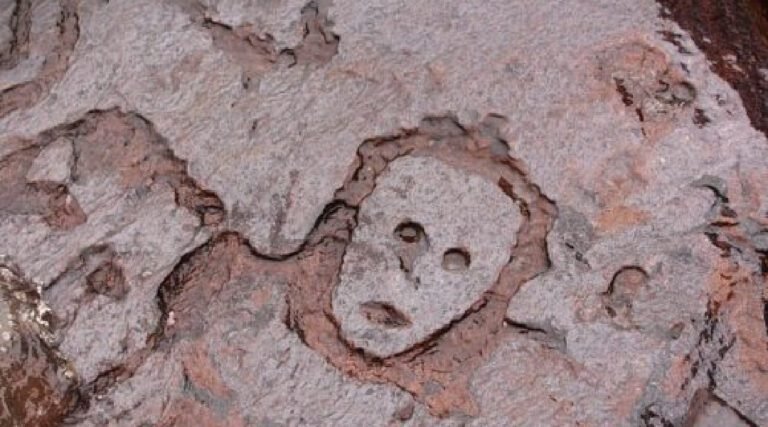 Feições desenhadas em pedras e que estavam submersas são reveladas por seca severa no Amazonas