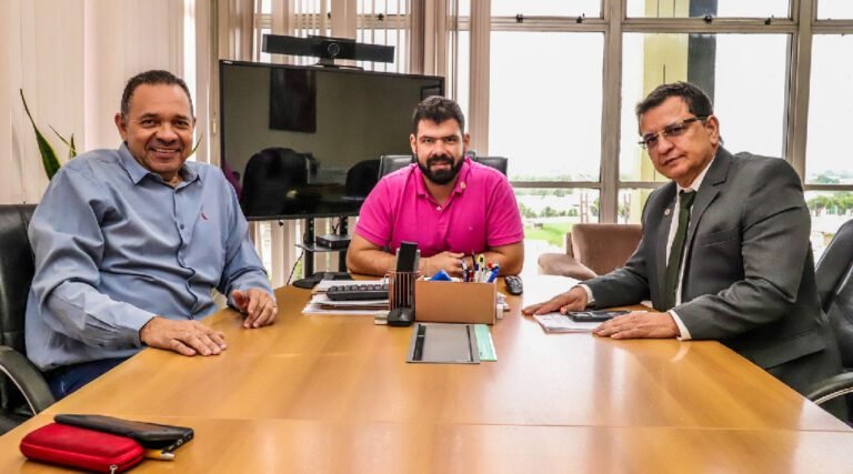 Gonzaga e Manoel Moraes visitam secretário da Saúde que anuncia pagamento dos terceirizados e destaca avanço na saúde