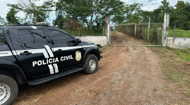 Emocionados, familiares das vítimas de voo que caiu e explodiu com 12 pessoas chegam ao Acre