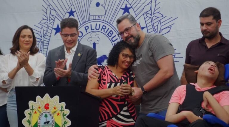 Van comprada com emenda de Alan Rick garante transporte de pacientes com deficiência atendidos pelo SUS