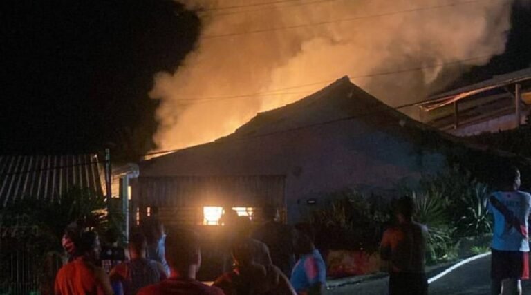 Incêndio consome residência no bairro do Alumínio em Cruzeiro do Sul