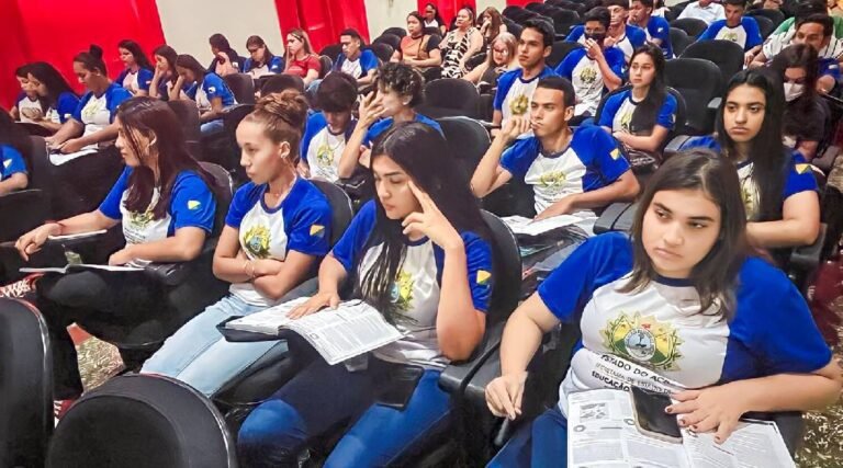 Pré-Enem Legal promove aulões online e transmissões ao vivo no YouTube 