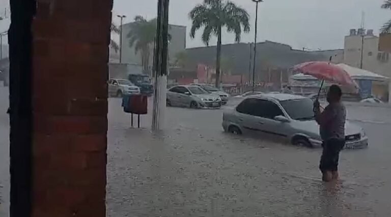 Forte chuva com ventos intensos alagam o centro de Cruzeiro do Sul e causam estragos