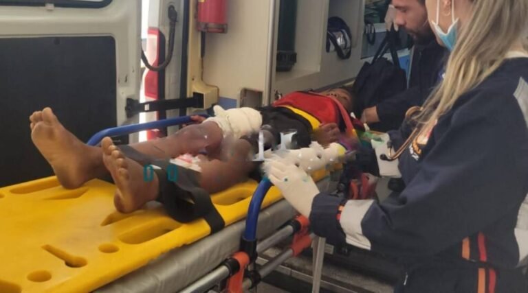 Criança fica gravemente ferida ao ser atropelada enquanto brincava de bicicleta