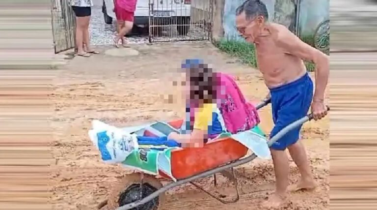 Em Tarauacá, pai usa carrinho de mão para levar filha para escola devido a lamaçal em rua