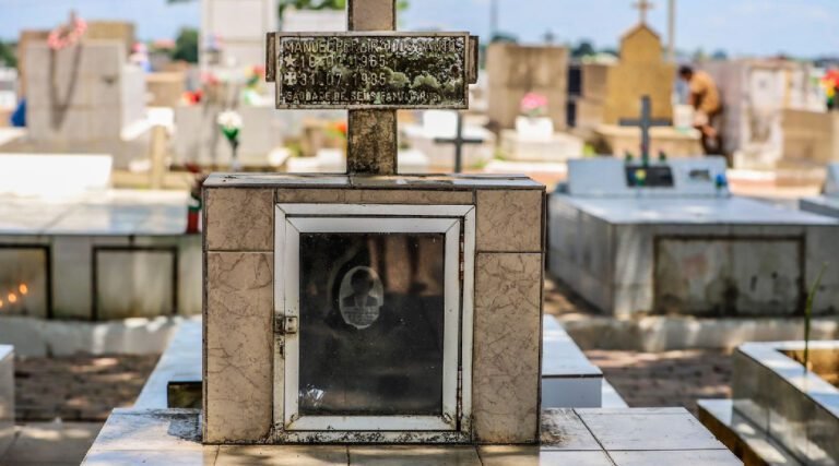 Mistério no Cemitério Jardim da Saudade: O Túmulo de Manoel Pereira do Santos Atrai Atenção e Histórias Curiosas