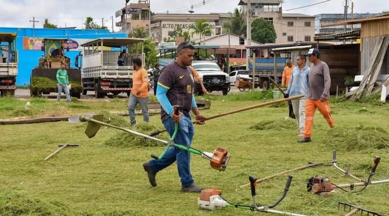 Prefeitura de Cruzeiro do Sul limpa as margens do Rio Juruá no Porto da cidade