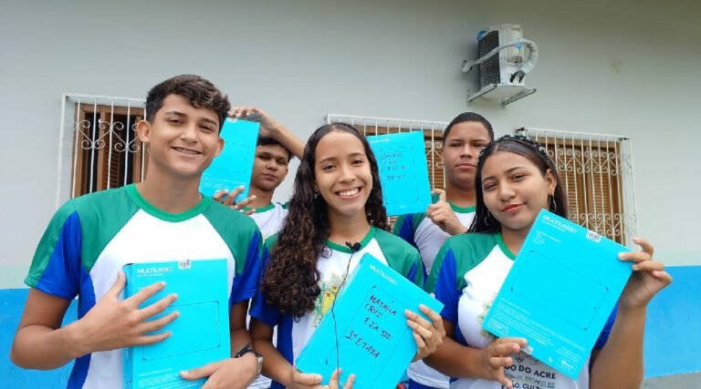Em Cruzeiro do Sul, alunos do EJA recebem tablets com acesso a internet