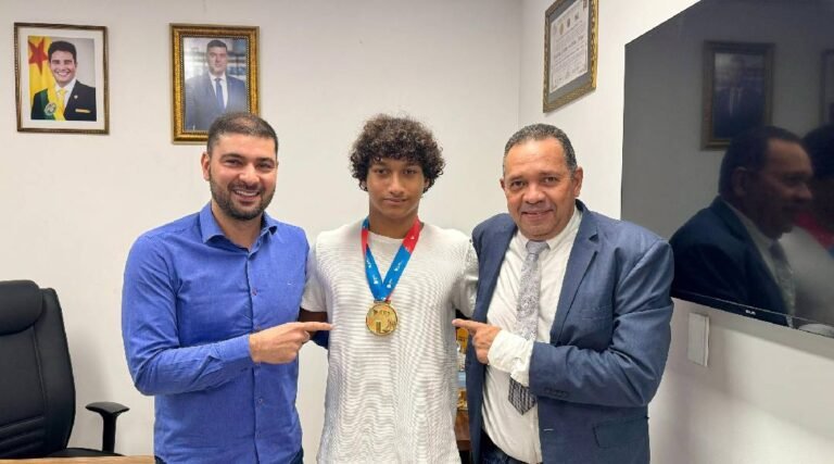 Atleta ouro da natação nos jogos escolares é recebido na ALEAC