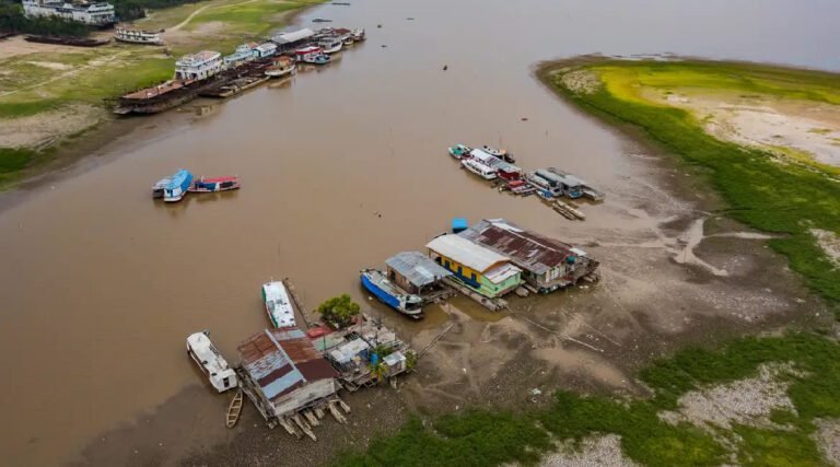 Após sofrer com nuvem de fumaça, chove em Manaus