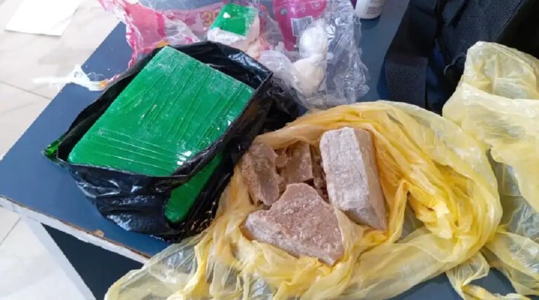 Motociclista foge ao ser abordado pela polícia e deixa para trás mochila com drogas