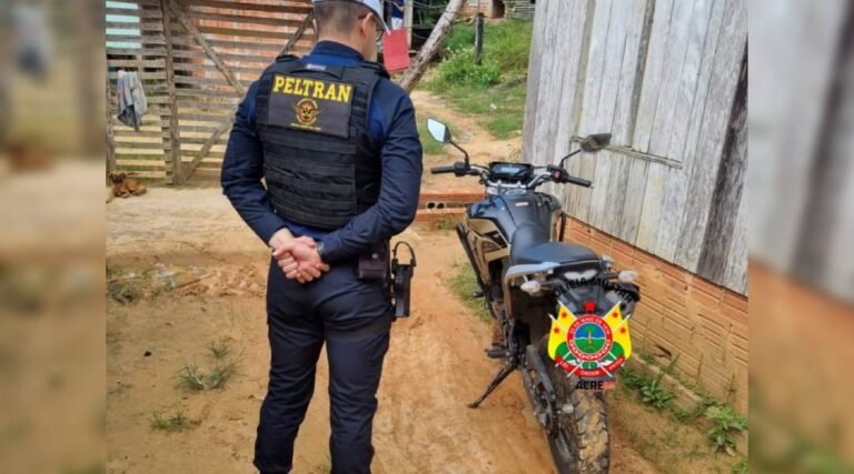 Polícia Militar recupera motocicleta roubada que foi abandonada no bairro da Cohab, em Cruzeiro do Sul