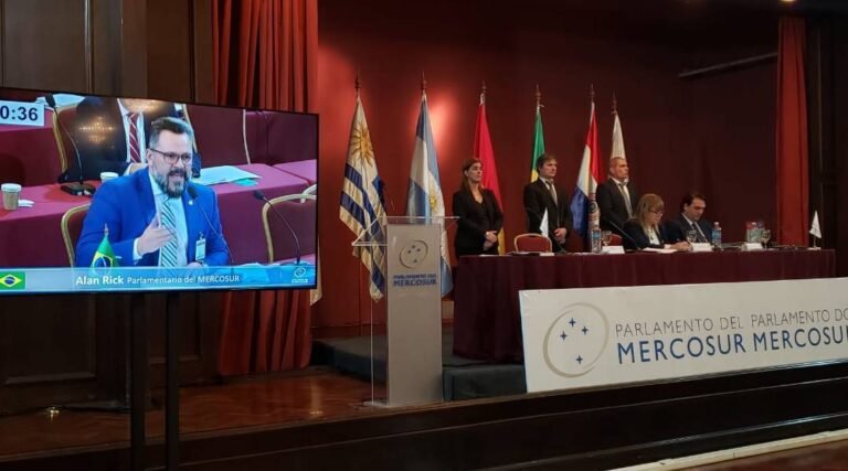 No Uruguai, Senador Alan Rick defende projeto de lei que permite voos domésticos de companhias aéreas sul-americanas na Amazônia