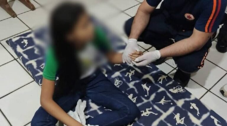 Em Cruzeiro do Sul, estudante é atingida por descarga elétrica enquanto carregava celular na escola e é atendida pelo Samu