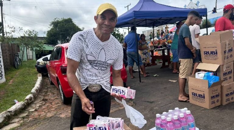 Ambulantes aproveitam o Dia de Finados para ter uma renda extra durante as visitas ao cemitério