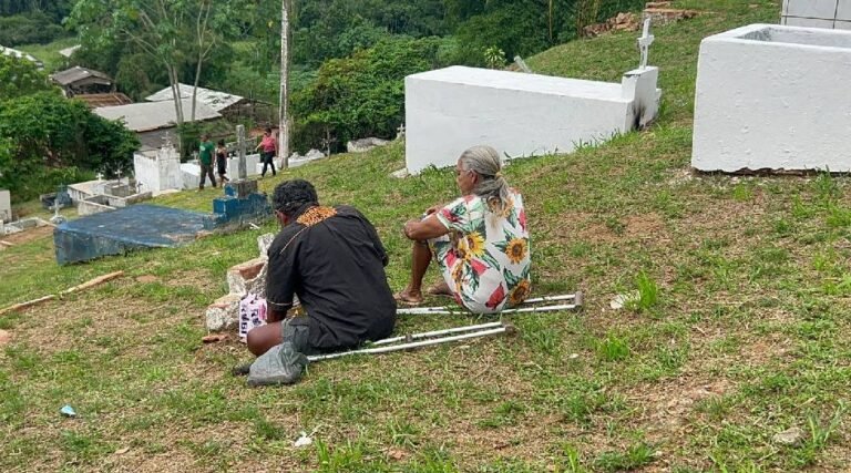 Nas primeiras horas do dia, inúmeras pessoas vão ao cemitério em Cruzeiro do Sul no Dia de Finados
