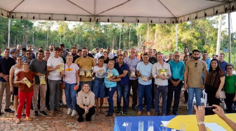 Em Plácido, produtores comemoram entrega de equipamentos adquiridos com emenda de Alan Rick