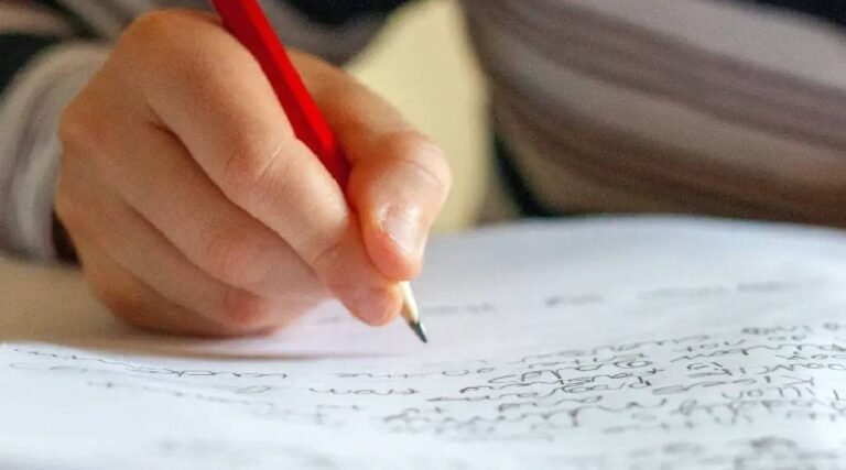 Tema da redação do Enem é ‘Desafios para o enfrentamento da invisibilidade do trabalho de cuidado realizado pela mulher’