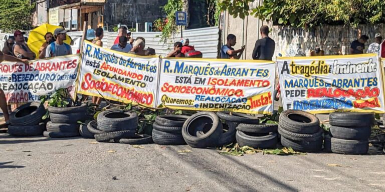 moradores-protestam-por-realocacao-em-bairro-proximo-a-mina-em-maceio