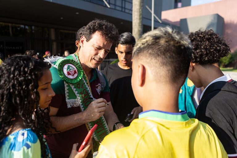 fluminense-tem-recepcao-calorosa-em-sao-paulo-e-diniz-vive-situacao-inusitada;-veja