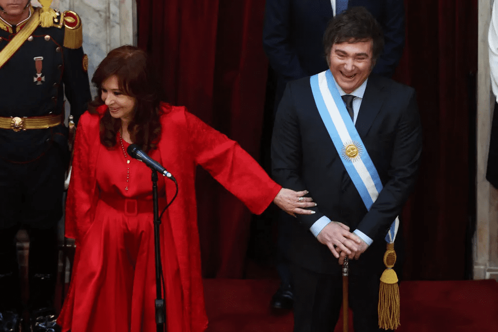 zelensky,-bolsonaro-e-risos-com-cristina-kirchner;-veja-fotos-da-posse-de-milei-|-cnn-brasil