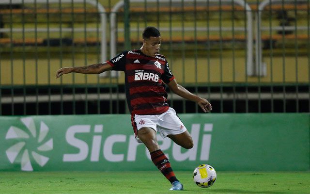 lateral-se-despede-do-flamengo-e-assina-com-bragantino