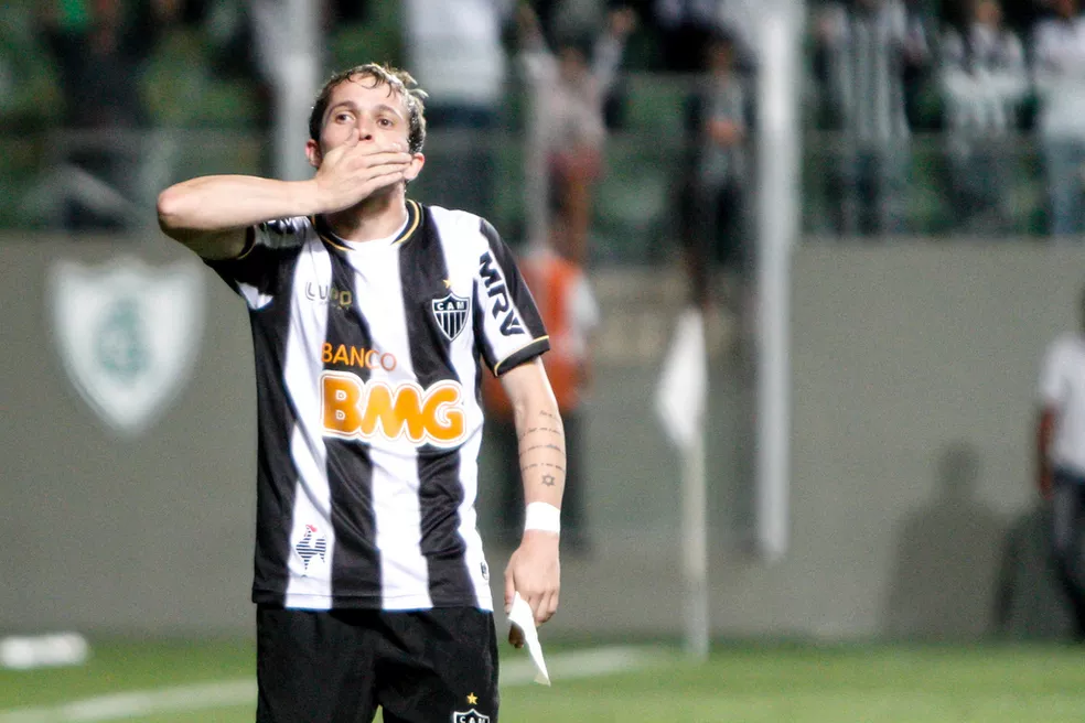 bernard-ja-desembarcou-em-minas-gerais-para-apresentacao-no-galo-–-portal-do-atleticano