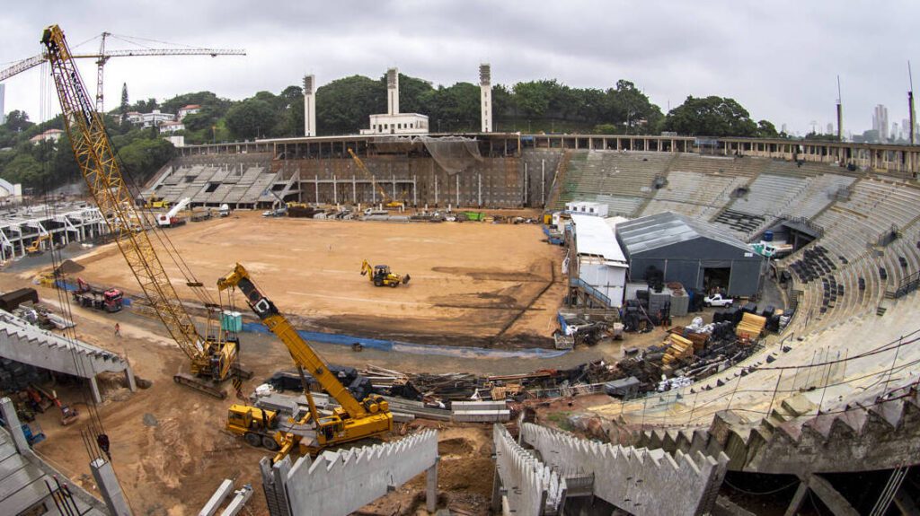 a-um-mes-da-reabertura,-pacaembu-nao-tem-gramado-e-esta-com-obras-inacabadas