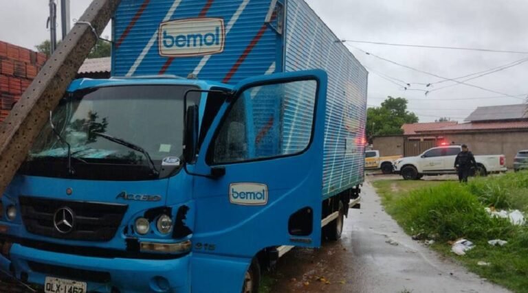 Bandidos rendem funcionários, roubam caminhão da Bemol e batem contra poste