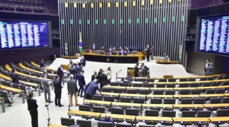 Deputados do Acre se dividem na aprovação de trecho que tira da reforma imposto sobre armas