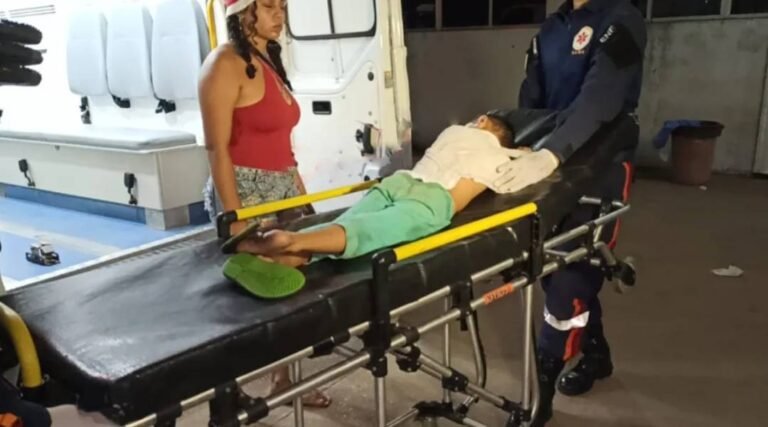 Criança sofre queimadura de 2° grau ao derrubar água quente em barraca de alimentação