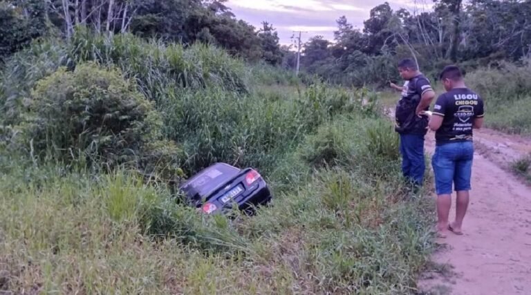 Com medo de morrer, motorista de app pula de carro em movimento, mas é agredido por criminosos