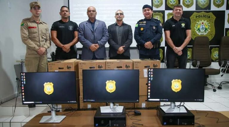 Governo do Estado entrega 200 computadores e uma van para a Polícia Civil do Acre