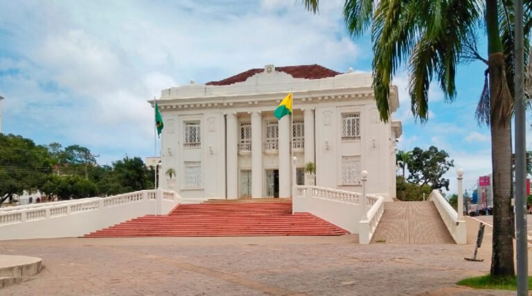 Gladson sanciona lei que equipara salário de governador ao de desembargador; entenda