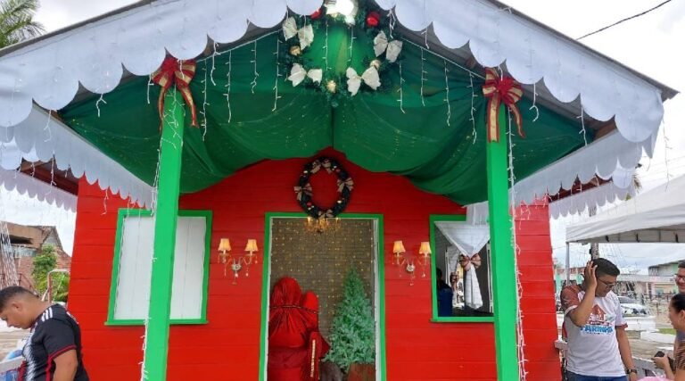 Prefeito de Cruzeiro do Sul anuncia doação da casinha do Papai Noel para família carente