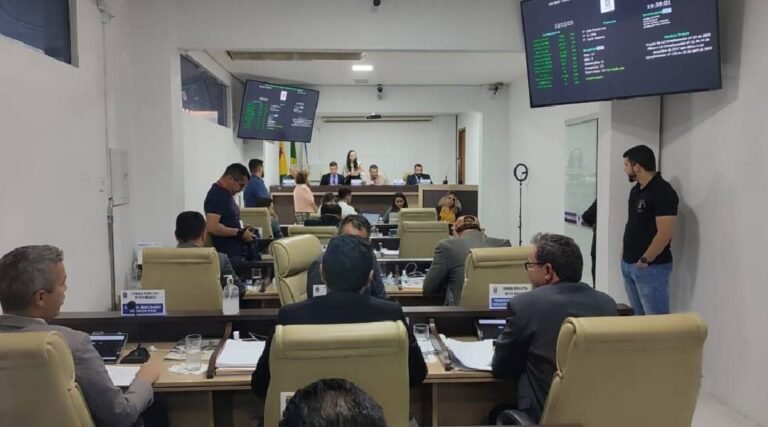 Em sessão que ‘varou’ a madrugada, vereadores aprovam orçamento de R$ 2,2 bilhões e criação de 30 cargos