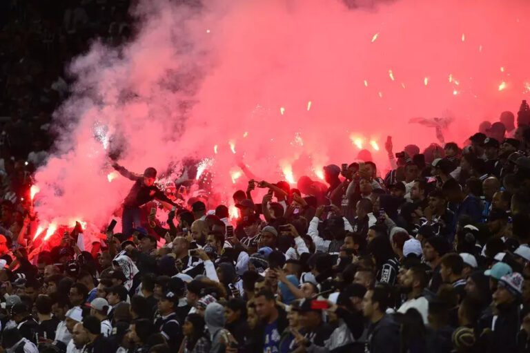 torcida-do-corinthians-vai-soltar-fogos-enquanto-colorados-vao-chorar-de-raiva-com-este-chapeu