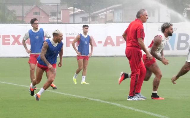 com-coletivo,-tite-comanda-treino-de-quase-3-horas-no-flamengo