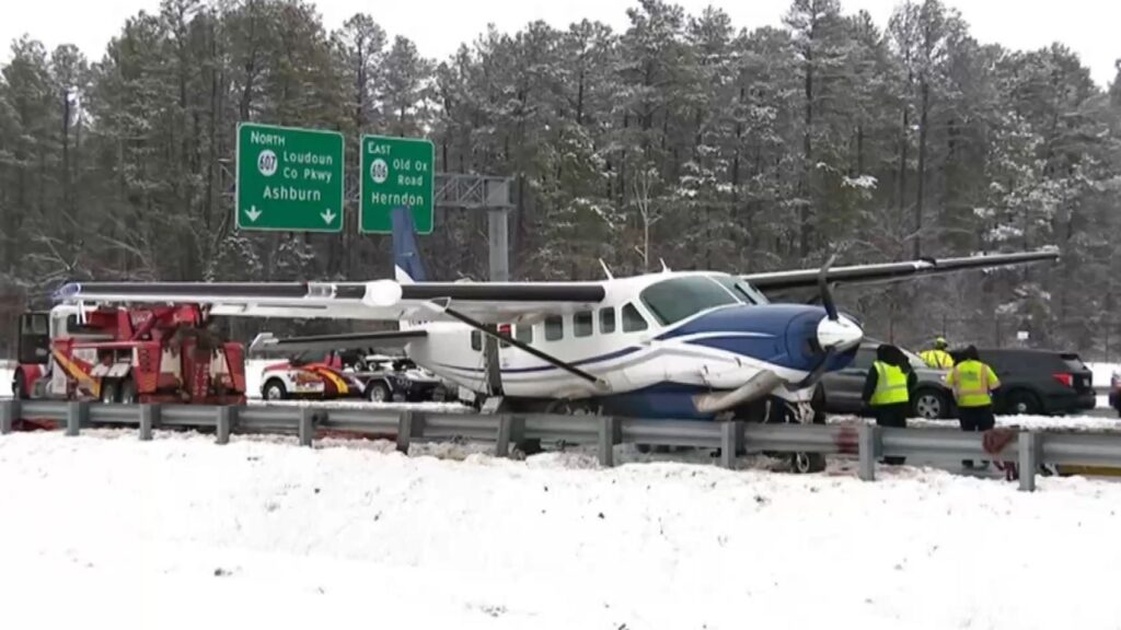 aviao-com-7-pessoas-faz-pouso-de-emergencia-em-estrada-nos-eua-|-cnn-brasil