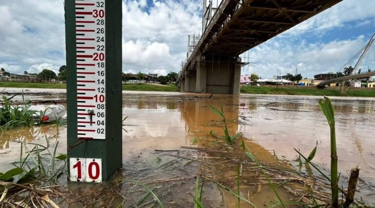 Previsão é que o Rio Acre ultrapasse 10 metros até o final do dia, diz Defesa Civil