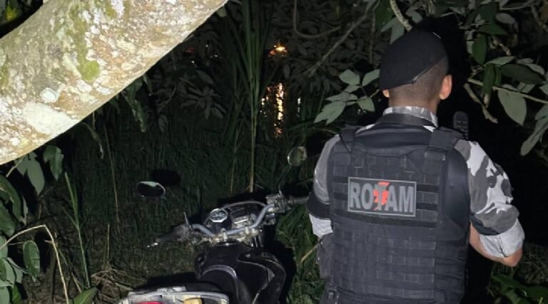 Criminosos roubam estabelecimentos e subtraem dinheiro e uma arma de fogo de comércios