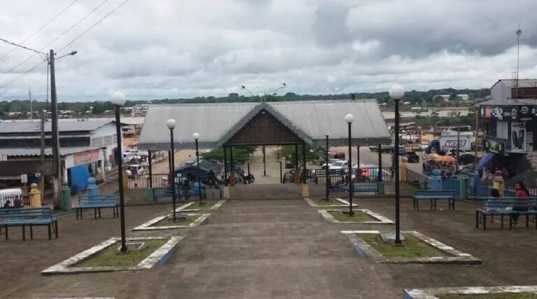 Coreto da Praça do Cais continua servindo de abrigo para moradores de rua