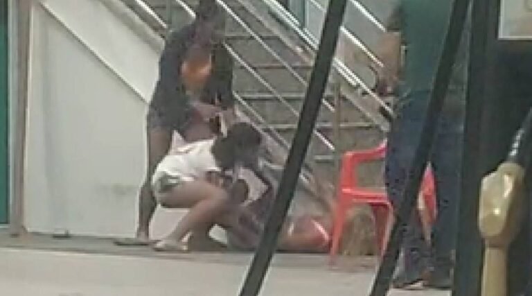 Câmera flagra briga entre três mulheres em Cruzeiro do Sul; uma delas tenta furar a outra a facadas