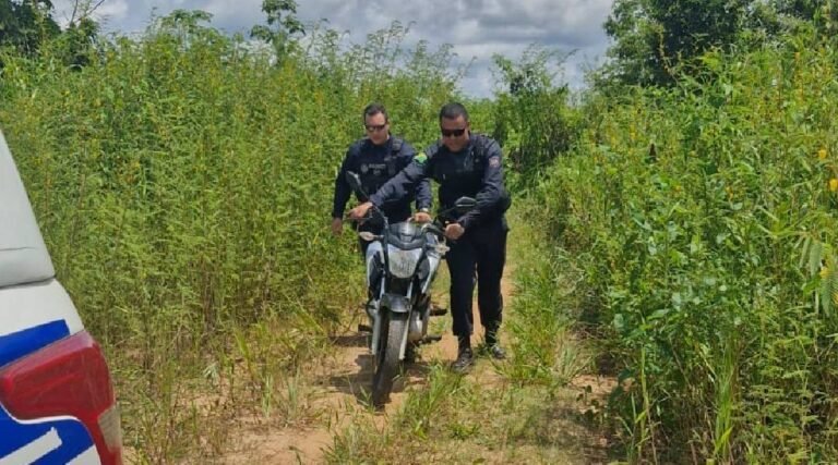 Motocicleta roubada que estava abandonada em matagal é recuperada pela Polícia Militar no bairro Remanso